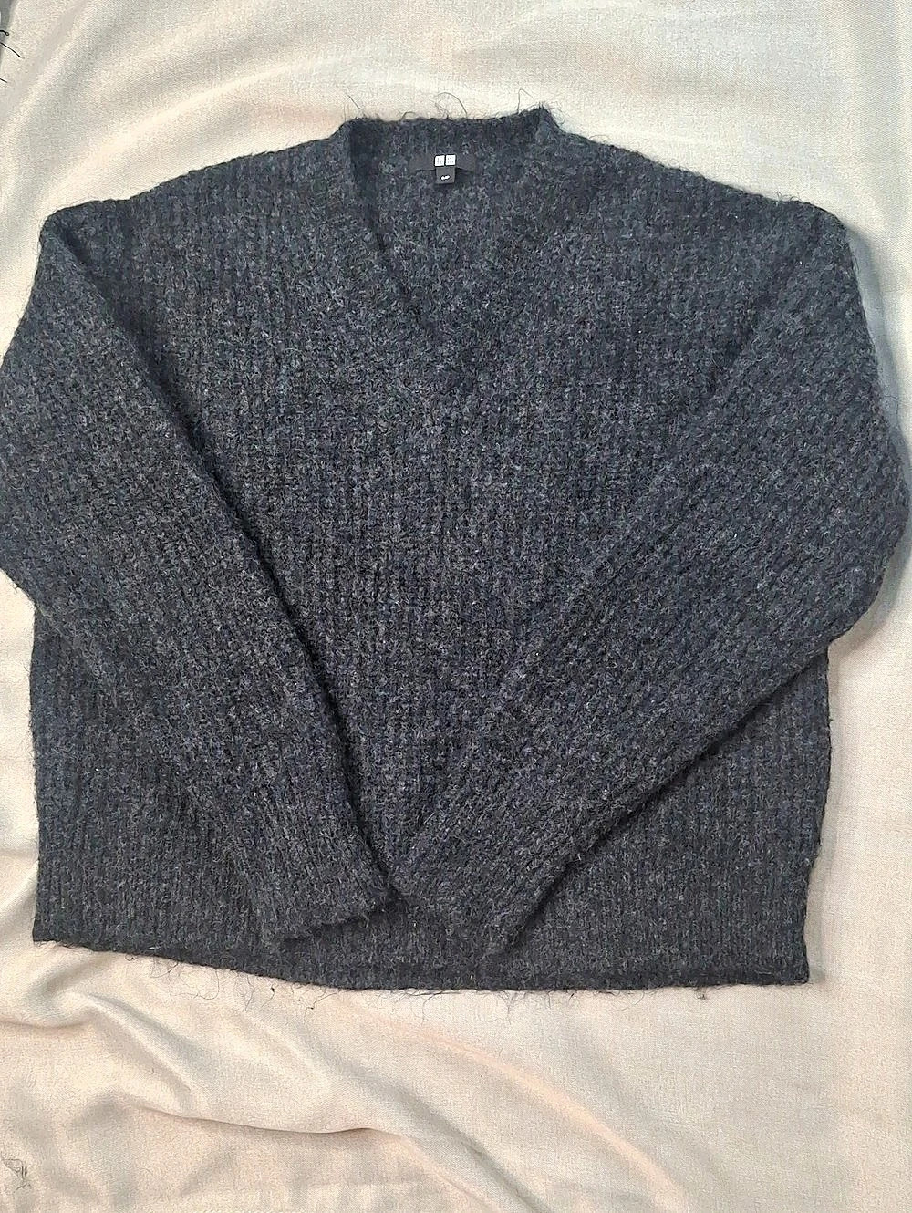 Uniqlo Fluffy V-Neck Sweater Black Small